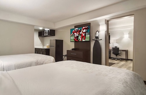 Erie Hotel | A bang for your buck! A short walk from Erie Art Museum! Pets Allowed, Parking!