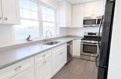 Mid-Coast and Islands House | A beautiful 3 bedroom home overlooking Basin Cove.