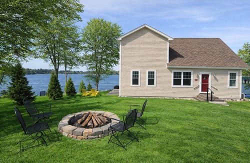 Mid-Coast and Islands House | A beautiful 3 bedroom home overlooking Basin Cove.