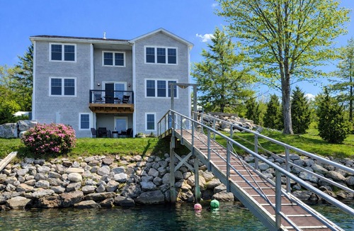 Mid-Coast and Islands House | A beautiful 3 bedroom home overlooking Basin Cove.