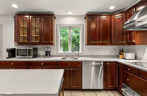 Mount Desert House | A/C and Close to Acadia & BH! Enjoy the peaceful babbling brook or great Wifi!