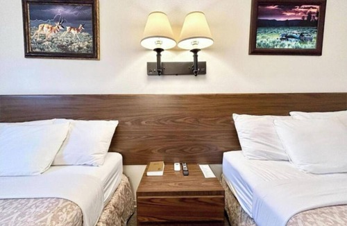 Wolf Point Hotel | A Delightful and Tranquil Retreat Next to Wolf Point Area Museum | Free Parking