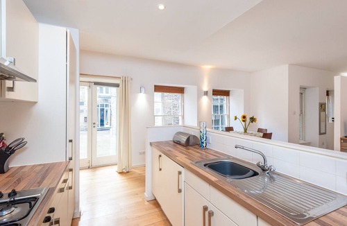 Old Town Apartment | A modern one-bed apartment located in the heart of Edinburgh's Grassmarket. Sleeps 2