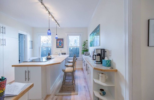 Munjoy Hill Apartment | A Peaceful Oasis on Munjoy Hill: 1st flr - 3BR + parking