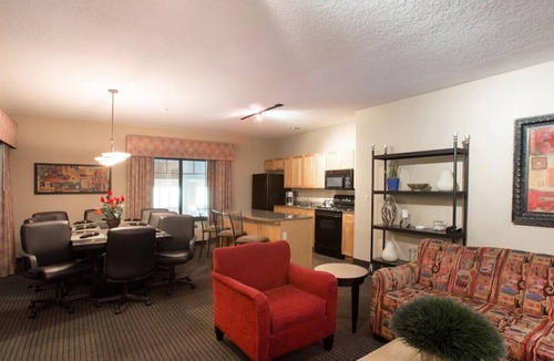 Oakdale House | A Relaxing and Romantic Staycation W/ WiFi