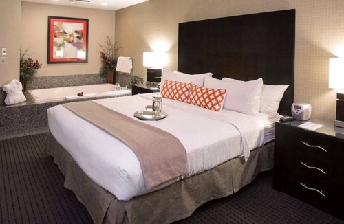 Oakdale House | A Relaxing and Romantic Staycation W/ WiFi