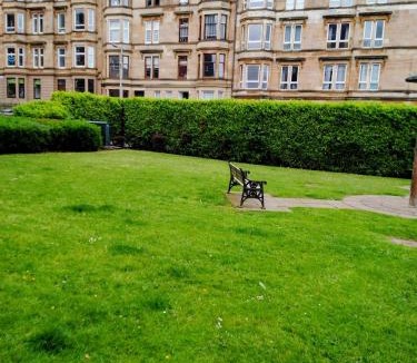 Glasgow House | A spacious double room with wi-fi & parking space