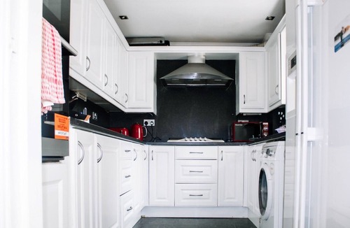 Glasgow House | A three bedroom apartment , with 2 bathrooms . Suitable for a group of 5/6