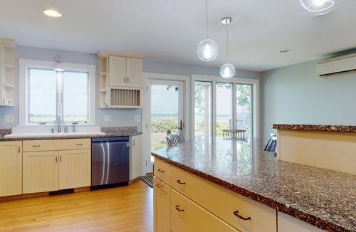 Pine Point House | A Wave from it All