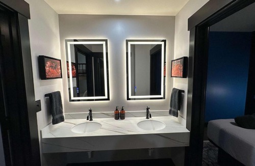 Downtown Louisville Hotel | A12 Lower West Stakes Exacta Suite
