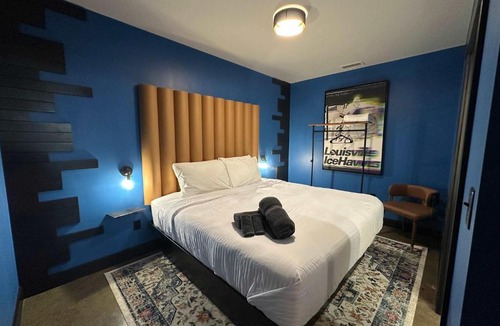 Downtown Louisville Hotel | A12 The Lower NHS Stretch Suite