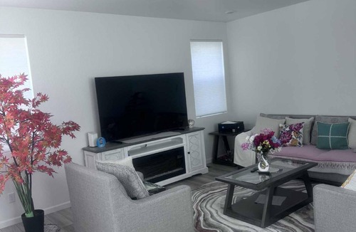Aurora House | Adorable 1-bedroom house with AC in tranquil Aurora