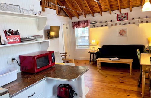 Ocean Park Cabin | Adorable 2 bedroom cabin only 50ft from Beach