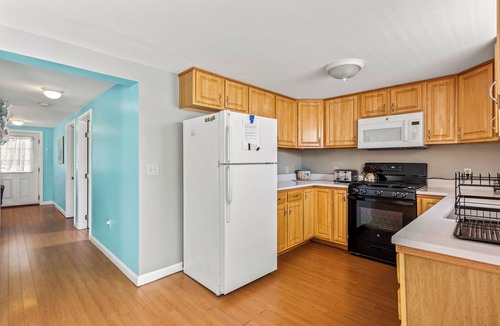Hampton Apartment | Adorable 2-bedroom apartment, walk to beach on quiet street!