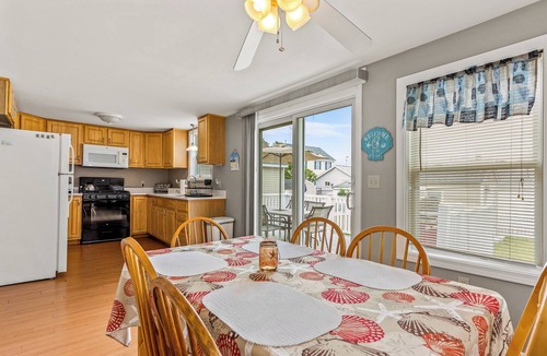 Hampton Apartment | Adorable 2-bedroom apartment, walk to beach on quiet street!