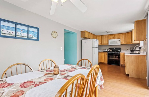 Hampton Apartment | Adorable 2-bedroom apartment, walk to beach on quiet street!