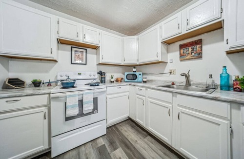 Euclid Apartment | Adorable 2 bedroom Cleveland apt with King