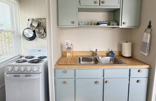 Geneva-on-the-Lake Cottage | Adorable and Cozy GOTL Cottage - Pet Friendly