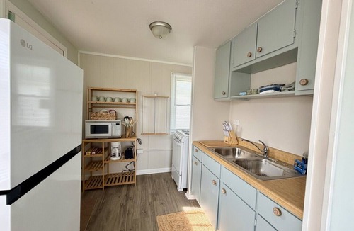 Geneva-on-the-Lake Cottage | Adorable and Cozy GOTL Cottage - Pet Friendly