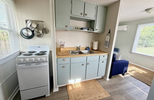 Geneva-on-the-Lake Cottage | Adorable and Cozy GOTL Cottage - Pet Friendly
