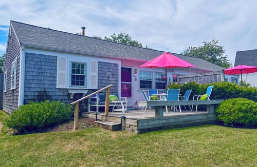 Dennis House | Adorable beach cottage, steps from Bayview Beach