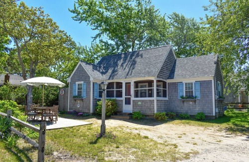 Dennis Port House | Adorable cottage on a dead end dirt lane just 200 yards from Sea Street beach