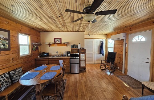 Frenchburg Cabin | Adorable couples retreat in Frenchburg with easy access to the Red River Gorge