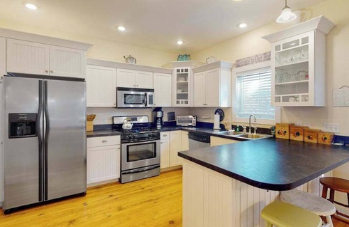 Empire House | Adorable farmhouse style home with washer/dryer, central AC, deck - near lake