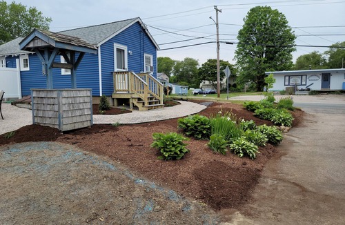 Snug Harbor Cottage | Adorable Snug Harbor Cozy Cottage,Minutes to the beach(pet friendly)