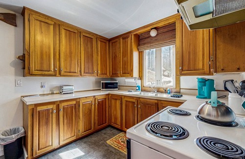 Gray Apartment | Adorable waterfront gem with 2 kayaks, high-speed WiFi, full kitchen & dock