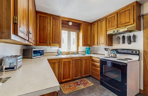 Gray Apartment | Adorable waterfront gem with 2 kayaks, high-speed WiFi, full kitchen & dock