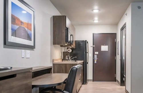 Grand Rapids Hotel | Adventure Awaits! Stay in a Room near Sylvan Bay Landing | Onsite Pool | Parking