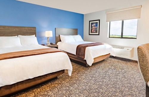 Grand Rapids Hotel | Adventure Awaits! Stay in a Room near Sylvan Bay Landing | Onsite Pool | Parking