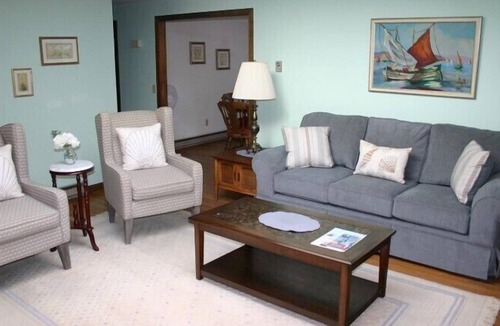 South Chatham House | AFFORDABLE AND COMFORTABLE. SHORT DRIVE TO NANTUCKET SOUND!