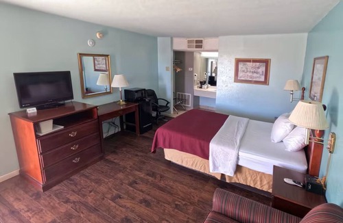 Vega Hotel | Affordable Room w/Free Breakfast & Parking + Easy I-40 Access in Vega, TX