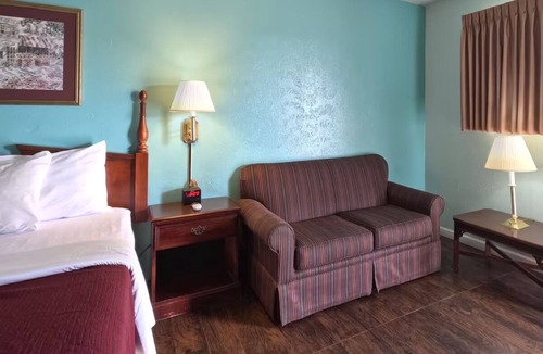 Vega Hotel | Affordable Room w/Free Breakfast & Parking + Easy I-40 Access in Vega, TX