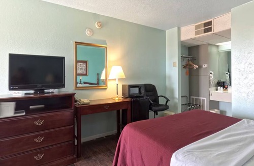 Vega Hotel | Affordable Room w/Free Breakfast & Parking + Easy I-40 Access in Vega, TX
