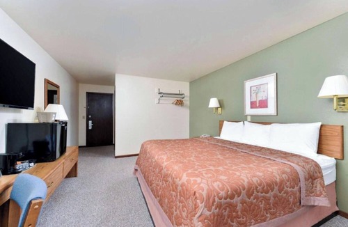 Staples Hotel | Affordable Room w/Private Bathroom & Complimentary Breakfast – Pet Friendly