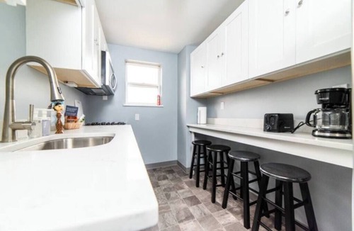 Central Northside Apartment | - AGH Walkable - Free Parking - Washer & Dryer -