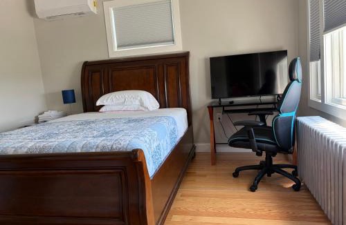 Harbor View - Orient Heights House | airport room