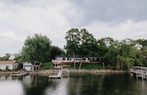 Alexandria House | Alex Landing: Waterfront getaway on Chain of Lakes - best location & views!