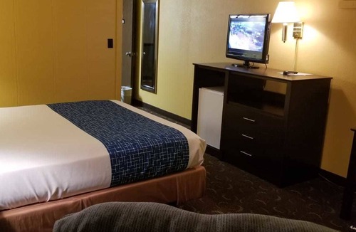 Park River Hotel | Alexander House Motel