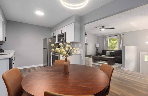 Shawnee House | All-New 3BR | 2 Kings | Deck | 17 Min to KC