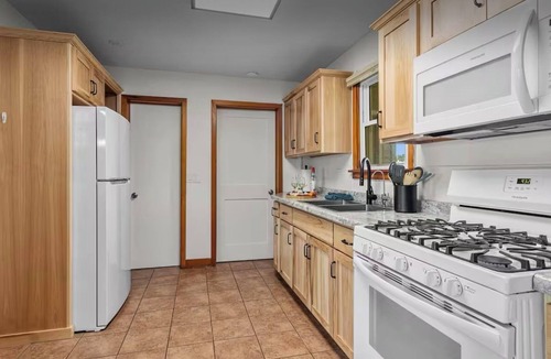 Wautoma Cottage | All-seasons lakefront getaway 3-bedroom cottage in Wautoma - small dog friendly