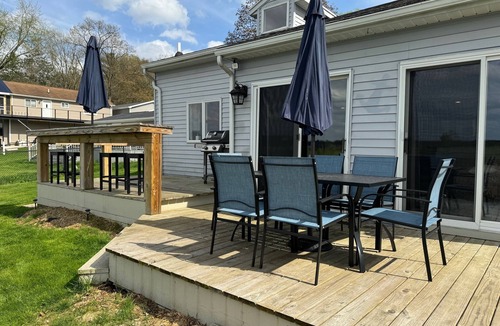 Horton House | All Sports Big Wolf lake house that sleeps 12!
