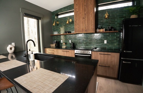 New Plymouth Cabin | Alpine Pass | Hocking Hills, Hot Tub, Wood Stove