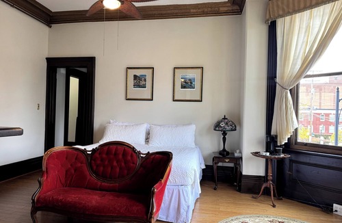 Allegheny-West Hotel | Amafli - Villagio Boutique Hotel ★WALK to STADIUM ★FREE PARKING