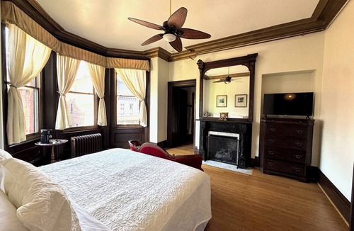 Allegheny-West Hotel | Amafli - Villagio Boutique Hotel ★WALK to STADIUM ★FREE PARKING