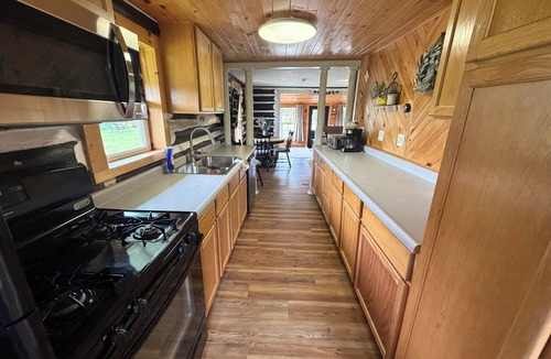 Long Lake House | Amazing 2-bedroom house in Alvin perfect for relaxing getaways