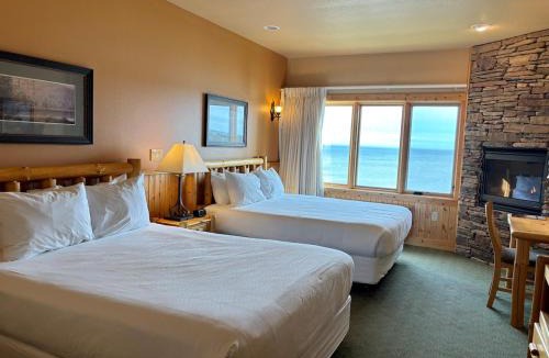 Two Harbors Apartment | Amazing Lake View 2 Queen Bed Studio & Heated Pools